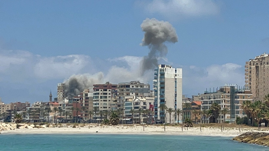 Una densa colonna di fumo si alza in seguito a un attacco israeliano a Tiro, in Libano (REUTERS)