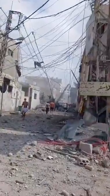 Persone ispezionano i danni in seguito a un attacco israeliano a Tiro, in Libano (via REUTERS)