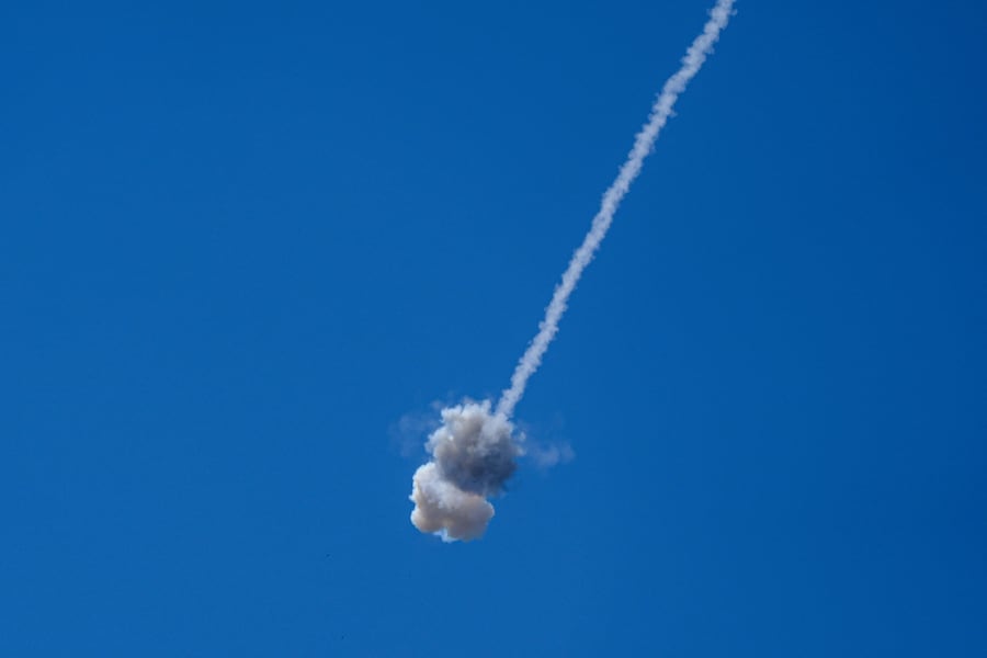 Un’intercettazione da parte del sistema antimissile israeliano Iron Dome, vista dal lato israeliano del confine tra Israele e Libano (REUTERS)