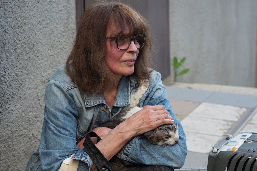 Una donna accarezza il suo gatto, salvato da un condominio colpito da un attacco di droni russi a Kharkiv, Ucraina (REUTERS)