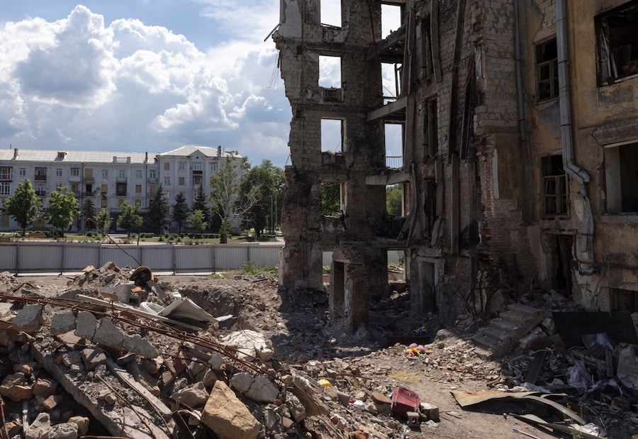 Un edificio distrutto sul luogo di un raid aereo russo su una zona residenziale nella città di prima linea di Kramatorsk, regione di Donetsk, Ucraina orientale (EPA)