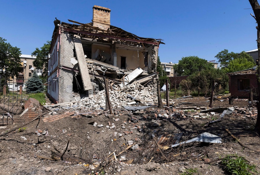 Un edificio danneggiato sul luogo di un raid aereo russo su una zona residenziale nella città di prima linea di Kramatorsk, nella regione di Donetsk, Ucraina orientale (EPA)