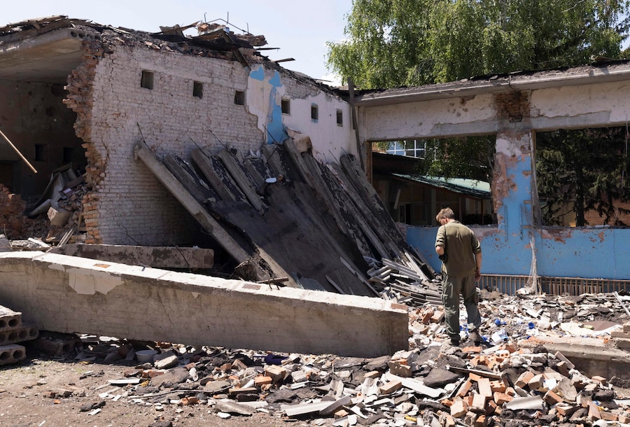Un residente locale ispeziona un edificio distrutto sul luogo di un raid aereo russo su una zona residenziale nella città di prima linea di Kramatorsk, nella regione di Donetsk, Ucraina orientale (EPA)