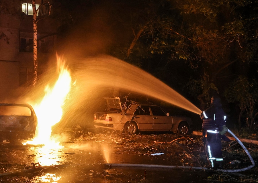 I soccorritori ucraini lavorano sul luogo di un attacco russo contro una zona residenziale di Kharkiv, in Ucraina (EPA)