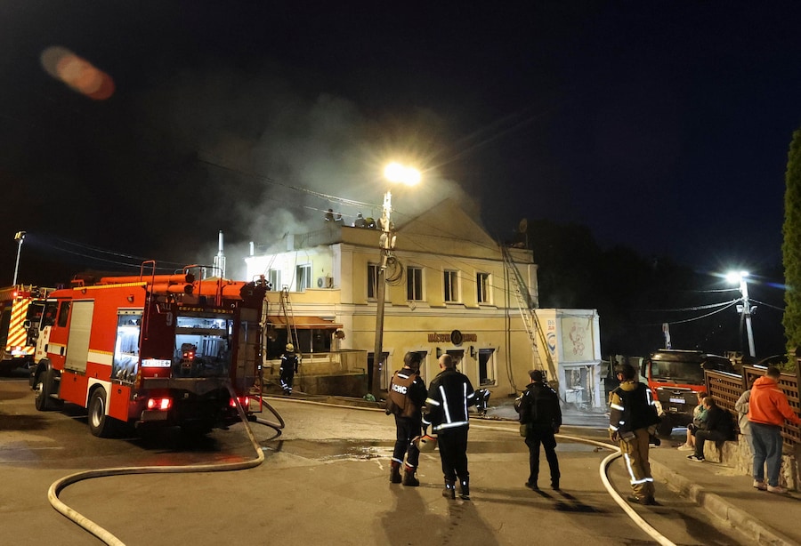 I soccorritori ucraini lavorano sul luogo di un attacco russo contro una zona residenziale di Kharkiv, in Ucraina (EPA)