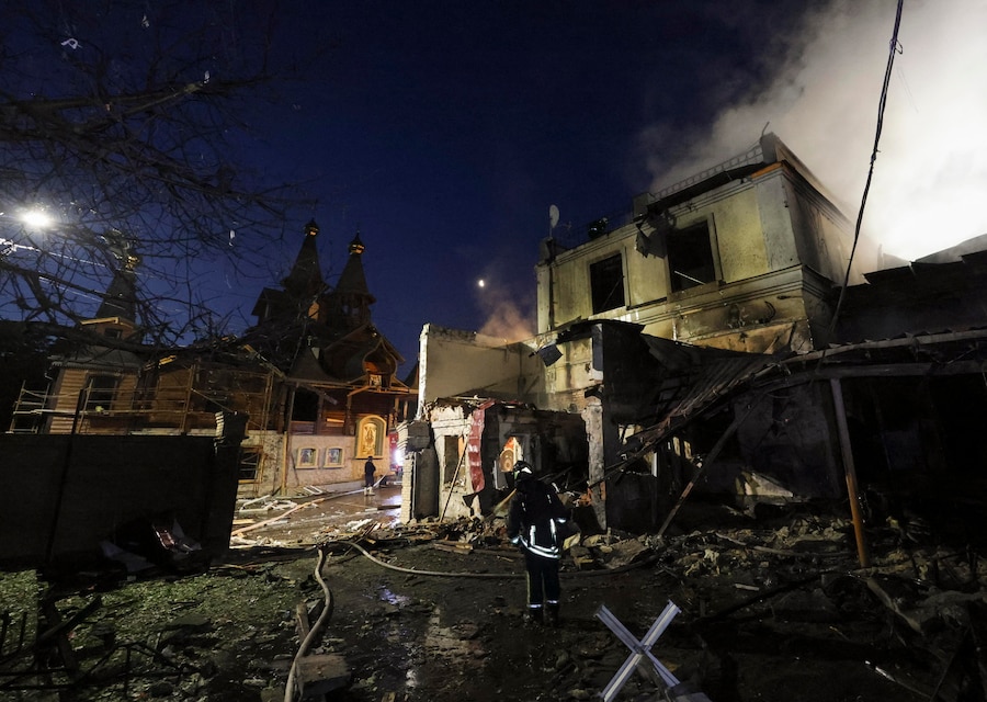 I soccorritori ucraini lavorano sul luogo di un attacco russo contro una zona residenziale di Kharkiv, in Ucraina (EPA)