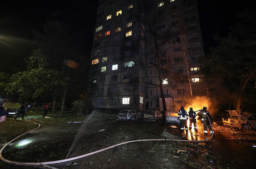 I soccorritori ucraini lavorano sul luogo di un attacco russo contro una zona residenziale di Kharkiv, in Ucraina (EPA)