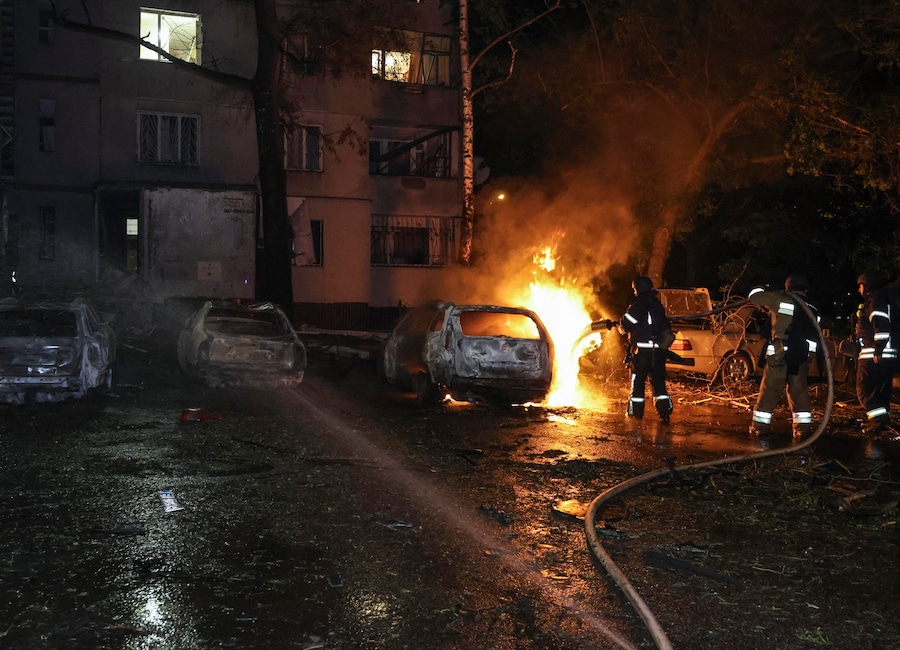 I soccorritori ucraini lavorano sul luogo di un attacco russo contro una zona residenziale di Kharkiv, in Ucraina (EPA)