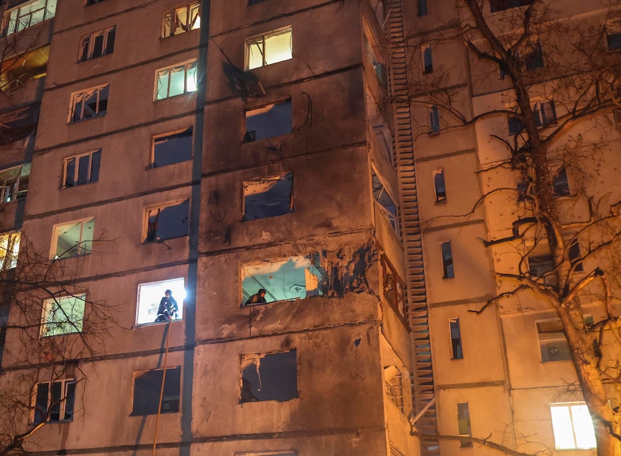 I soccorritori ucraini lavorano sul luogo di un attacco russo contro una zona residenziale di Kharkiv, in Ucraina (EPA)