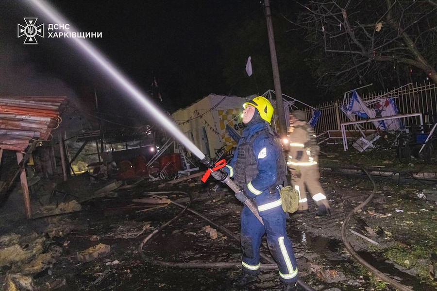 Un soccorritore spegne un incendio in un deposito a seguito di un attacco russo a Kharkiv, in Ucraina (APN)
