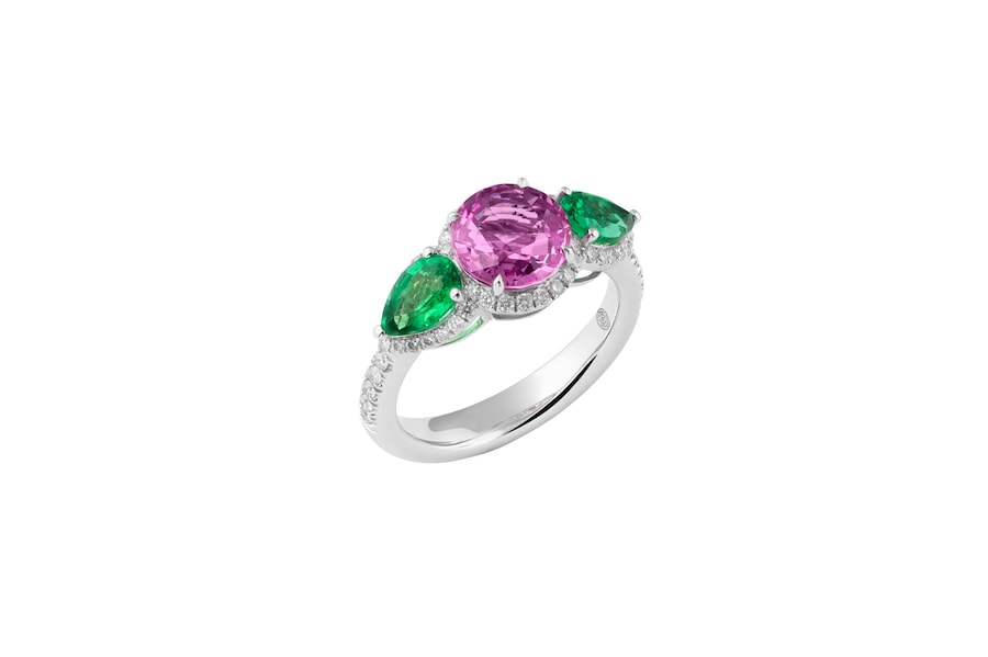 Pisa Diamanti. Anello in oro bianco e diamanti con zaffiro rosa centrale e due smeraldi a goccia ai lati