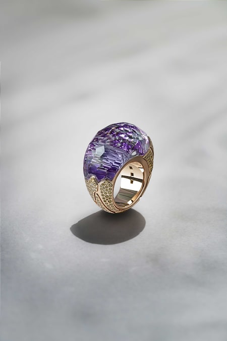 Vhernier. Anello scultura dell’artista Pae White, in oro giallo, ametista e cristallo di rocca (10 pz unici).