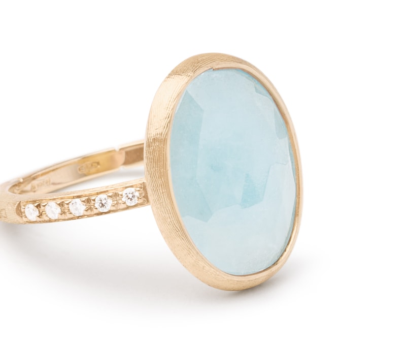 Marco Bicego. Anello Siviglia con acqua marina milky in una ghiera in oro giallo inciso a bulino millerighee gambo con piccoli diamanti taglio brillante