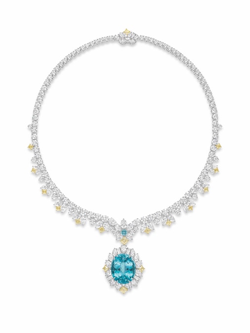 Harry Winston Alta Gioielleria. Pezzo unico con tormalina Paraíba del Mozambico (29,09 ct), con due tormaline Paraíba, 17 diamanti gialli e 154 diamanti bianchi