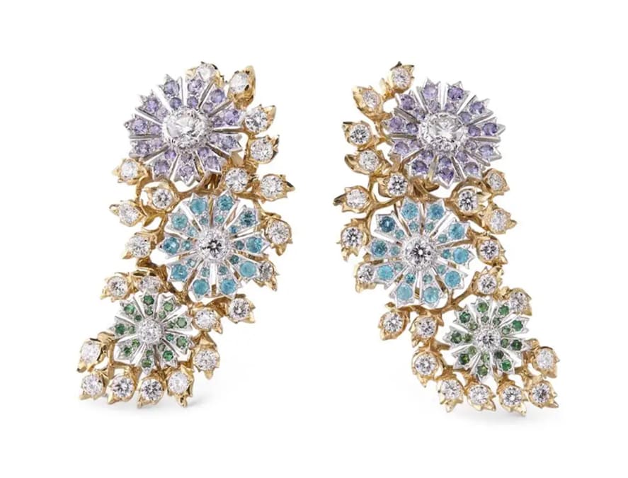 Buccellati. Orecchini in oro bianco, petali in tormaline Paraiba, tsavorite e diamanti rosa. Al centro, un diamante a foglia, collezione Il Giardino