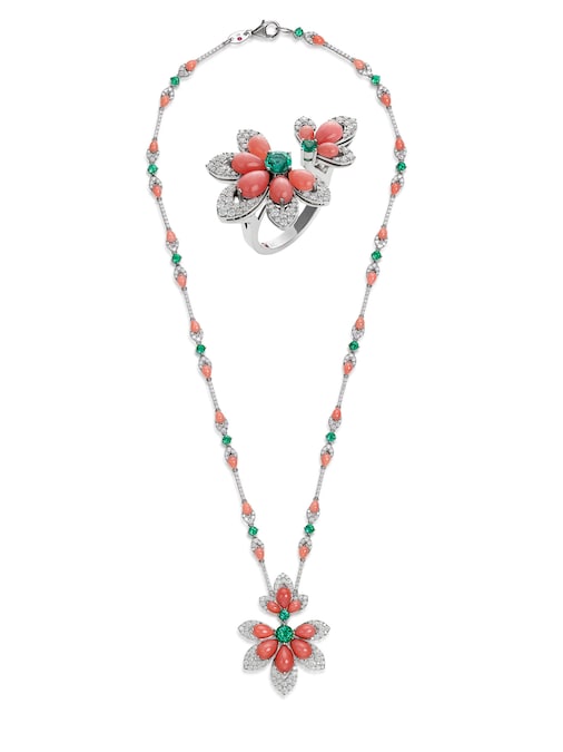 Roberto Coin. Parure in oro bianco con coralli cabochon, smeraldi, diamanti. Collezione Alta Gioielleria Tiaré