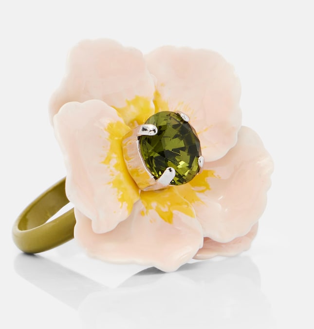 Simone Rocha. Anello in ottone smaltato con un cristallo al centro (su MyTheresa)