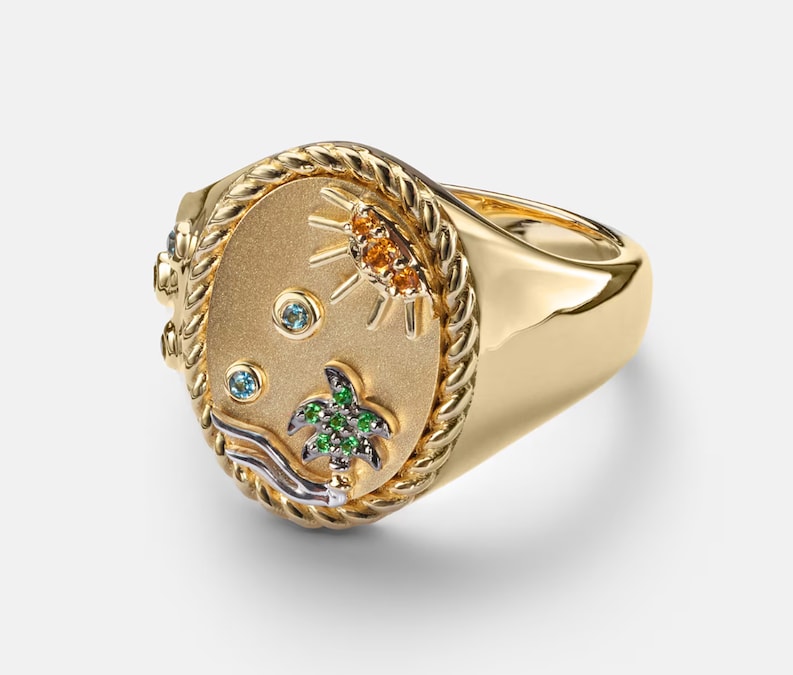 Yvonne Léon. Anello da sigillo La Plage con disegno intarsiato di citrini, tsavoriti, topazio blu (su Mytheresa)