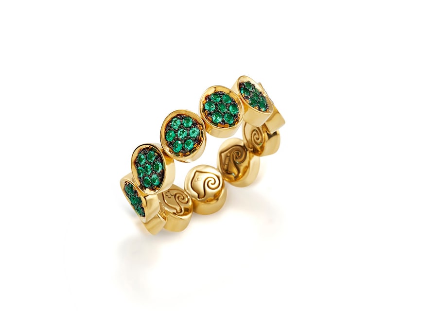 Chantecler. Anello Paillettes in oro giallo e smeraldi incastonati a pavé