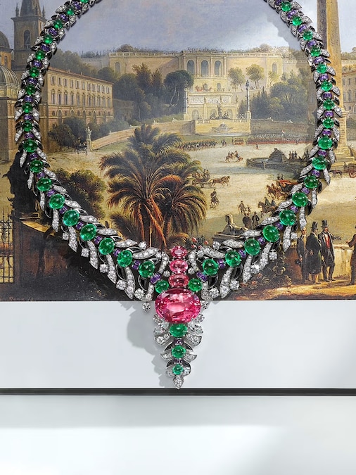 Bulgari. Collana Secret Garden con un rarissimo zaffiro Padparadscha rosa arancio (26.65), diamanti baguette abbinati a tagli rotondi, intarsi in onice, zaffiri viola e smeraldi cabochon, collezione Alta Gioielleria Eclettica