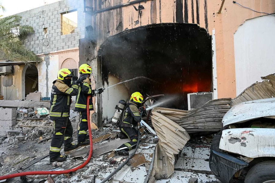 I vigili del fuoco lavorano per spegnere un incendio scoppiato in seguito agli attacchi dei droni iraniani, in una località indicata come Bahrein (via REUTERS)