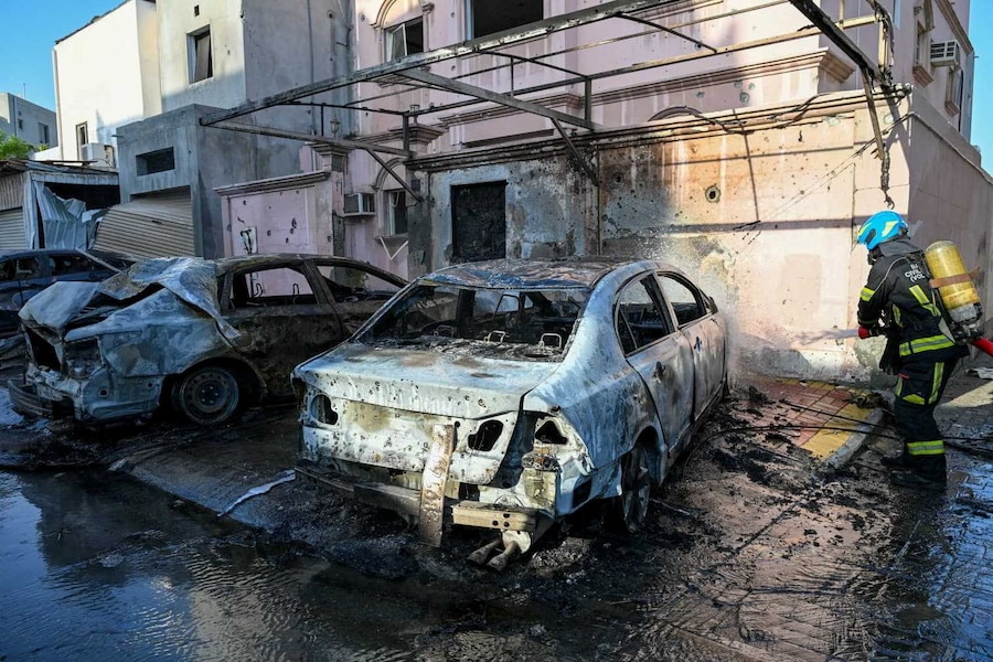 Un vigile del fuoco lavora dopo gli attacchi dei droni iraniani, secondo il Ministero degli Interni del Bahrein, in una località indicata come Bahrein (via REUTERS)