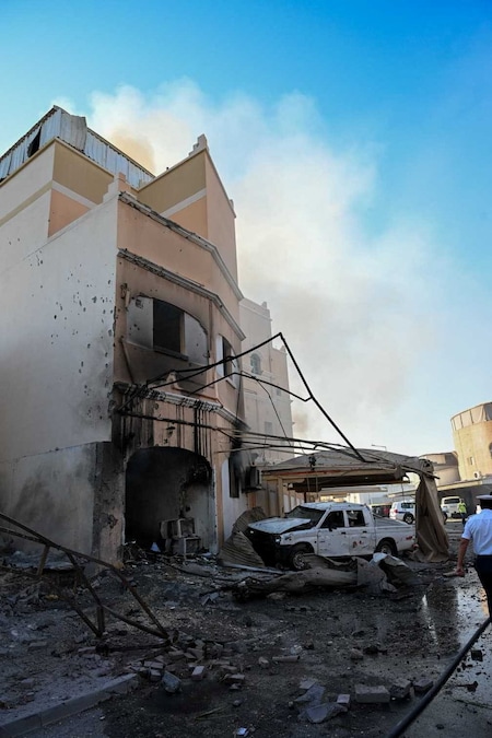 Un edificio e un veicolo danneggiati in seguito agli attacchi di droni iraniani, secondo il Ministero degli Interni del Bahrein, in una località indicata come Bahrein (via REUTERS)