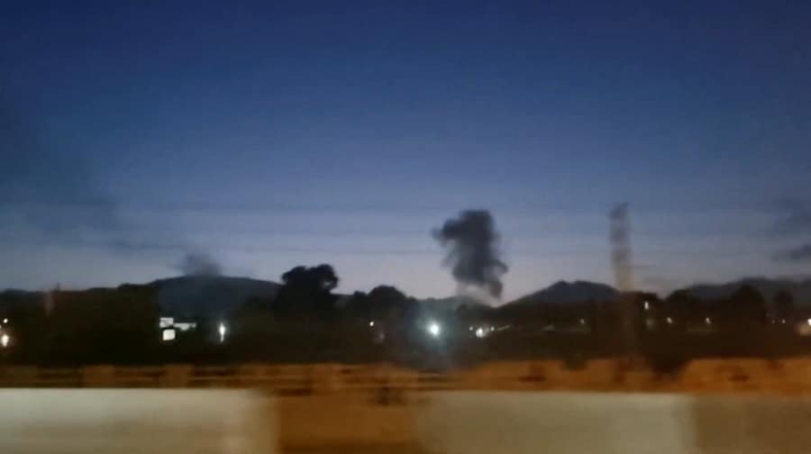 Una colonna di fumo si alza a Karaj, in Iran (via REUTERS)