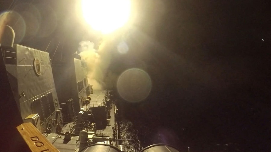 Il sottomarino USS Michael Murphy (DDG 112) lancia missili da crociera Tomahawk da una posizione sconosciuta (via REUTERS)