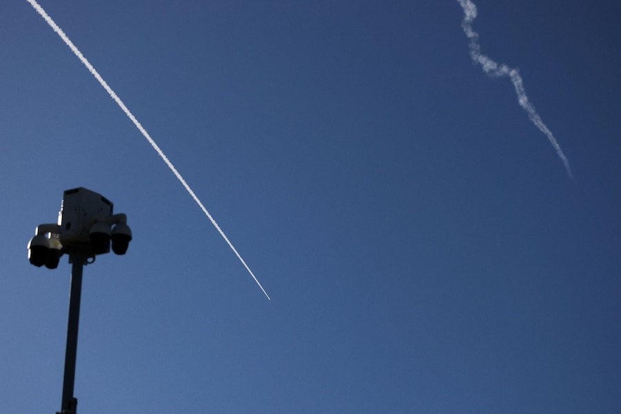 Il sistema antimissile israeliano Iron Dome è operativo per intercettare missili sul confine tra Israele e Libano, come si vede dal nord di Israele (REUTERS)
