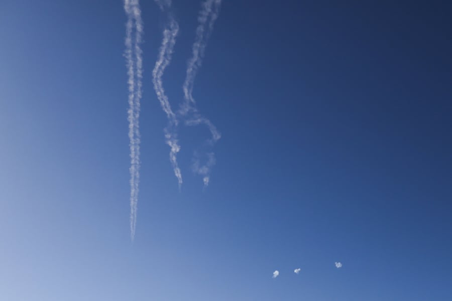 Il sistema antimissile israeliano Iron Dome è operativo per intercettare missili sul confine tra Israele e Libano, come si vede dal nord di Israele (REUTERS)