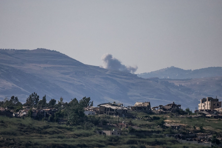 Una colonna di fumo si alza nel Libano meridionale in seguito a un’esplosione, vista dal lato israeliano del confine tra Israele e Libano, nel nord di Israele (REUTERS)