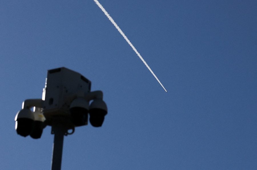 Il sistema antimissile israeliano Iron Dome è operativo per intercettare missili sul confine tra Israele e Libano, come si vede dal nord di Israele (REUTERS)