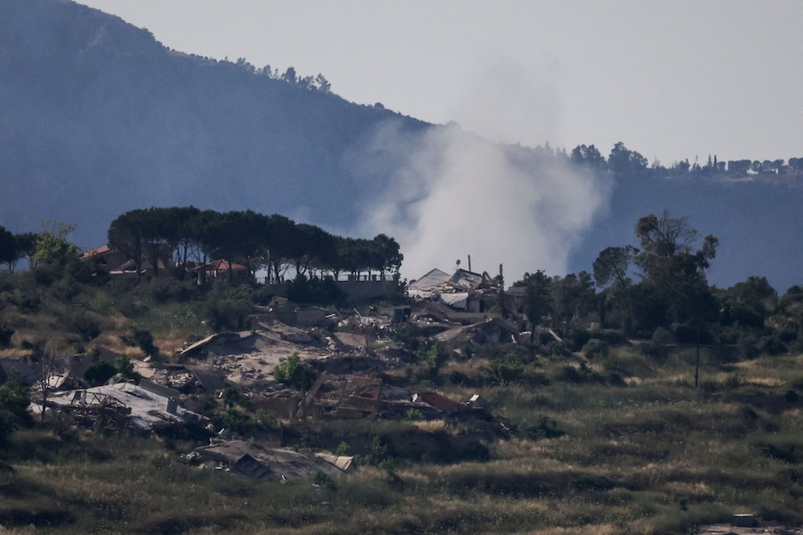 Una colonna di fumo si alza nel Libano meridionale in seguito a un’esplosione, vista dal lato israeliano del confine tra Israele e Libano, nel nord di Israele (REUTERS)