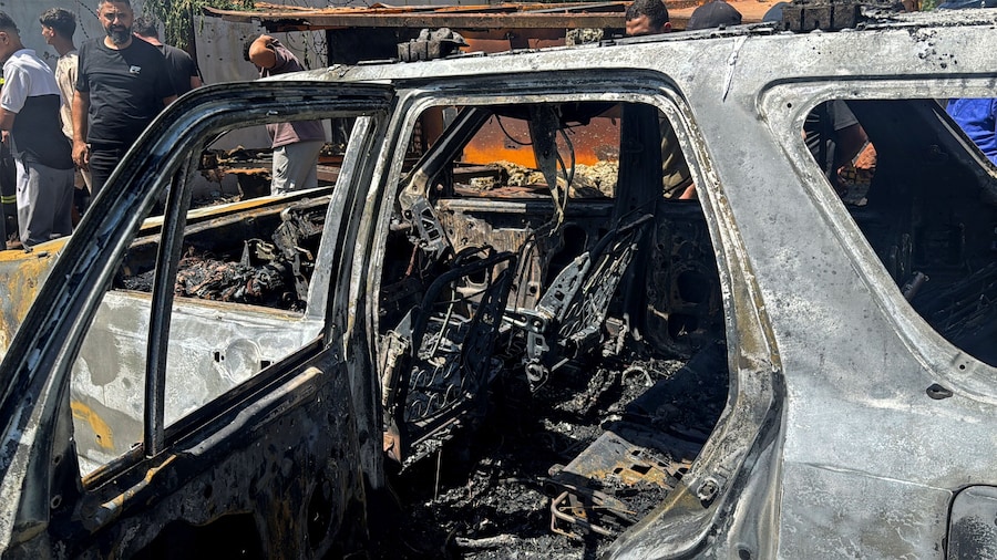 Interno di un veicolo bruciato, in seguito a un attacco israeliano a Sidone, nel sud del Libano (REUTERS)
