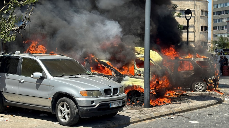 Fumo si alza da veicoli in fiamme in seguito a un attacco israeliano a Sidone, nel sud del Libano (REUTERS)