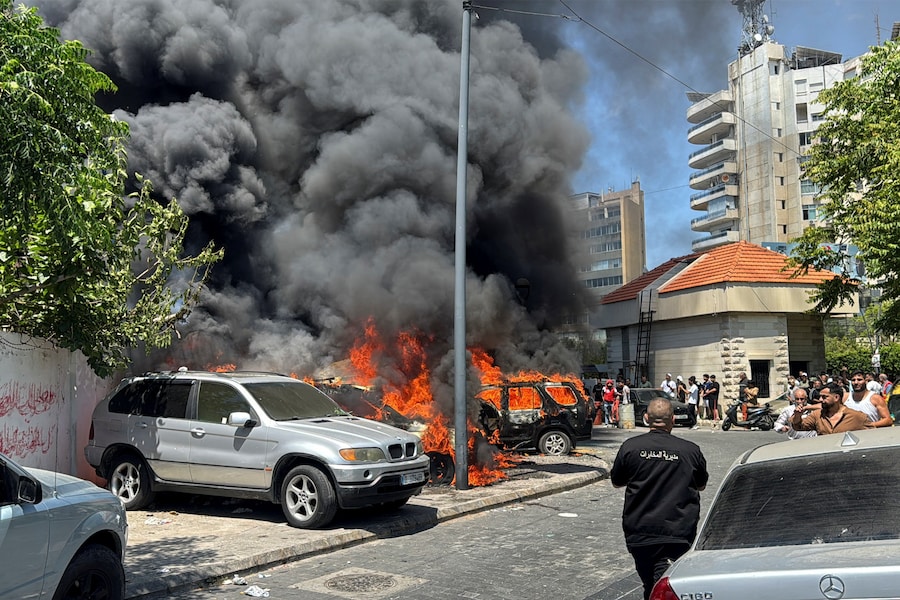 Fumo si alza da veicoli in fiamme in seguito a un attacco israeliano a Sidone, nel sud del Libano (REUTERS)