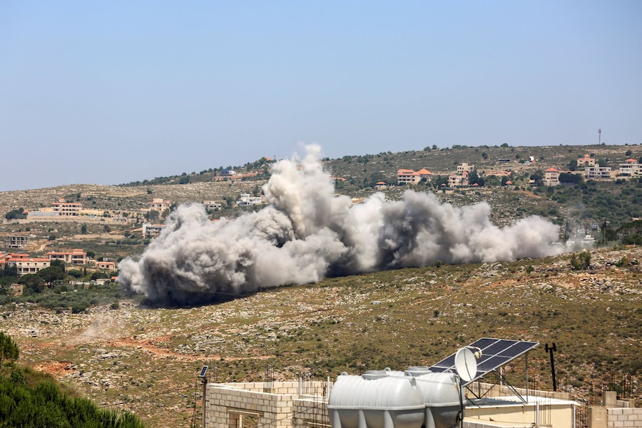 Fumo si alza in seguito a un attacco israeliano, visto da Houmine El Faouqa, nel Libano meridionale (REUTERS)