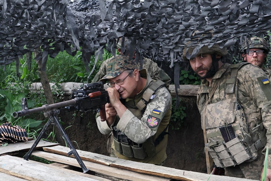 Una foto diffusa dall'ufficio stampa della 65ª Brigata Meccanizzata Distaccata delle Forze Armate ucraine mostra i militari della 65ª Brigata Meccanizzata Distaccata mentre si addestrano con una mitragliatrice PKM prima di spostarsi nelle loro postazioni nella regione di Zaporizhzhia, in Ucraina, l'11 giugno 2026, nel contesto dell'invasione russa in corso. Le truppe russe sono entrate nel territorio ucraino il 24 febbraio 2022, dando inizio a un conflitto che ha provocato distruzione e una crisi umanitaria. EPA/Ufficio stampa della 65ª Brigata Meccanizzata (EPA)