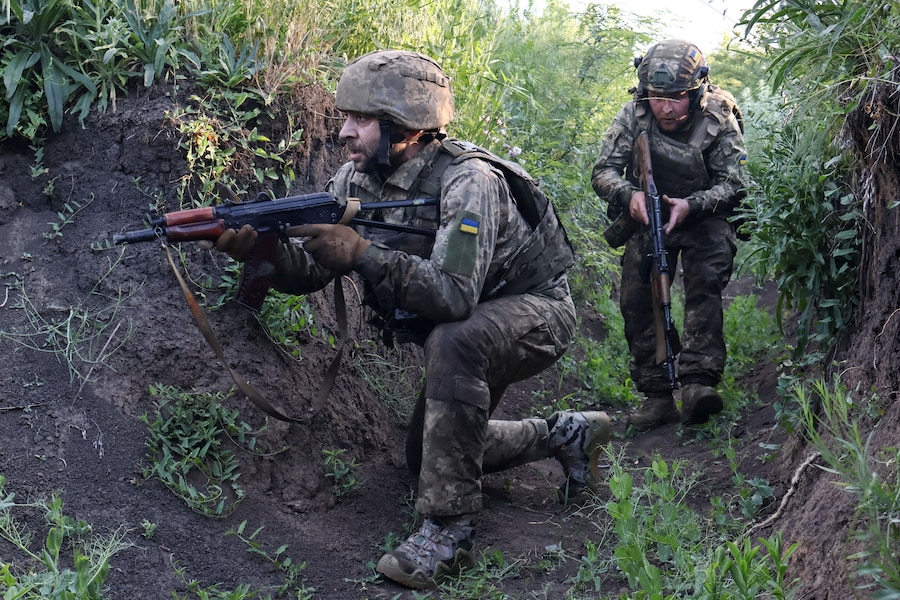 I militari della 65ª Brigata meccanizzata autonoma delle Forze armate ucraine partecipano a un'esercitazione militare nei pressi della linea del fronte, nel contesto dell'attacco russo all'Ucraina, nella regione di Zaporizhzhia, Ucraina, l'11 giugno 2026. Andriy Andriyenko/Servizio stampa della 65ª Brigata meccanizzata indipendente delle Forze armate ucraine/Foto fornita tramite REUTERS (via REUTERS)
