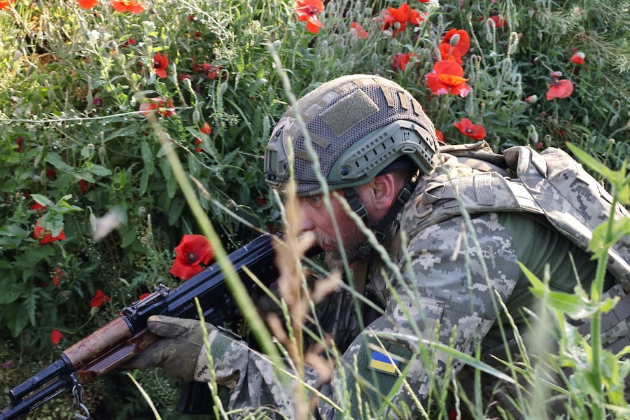 Un militare della 65ª Brigata Meccanizzata Autonoma delle Forze Armate ucraine partecipa a un'esercitazione militare nei pressi della linea del fronte, nel contesto dell'attacco russo all'Ucraina, nella regione di Zaporizhzhia, Ucraina, l'11 giugno 2026. Andriy Andriyenko/Servizio stampa della 65ª Brigata Meccanizzata Distaccata delle Forze Armate ucraine/Foto fornita tramite REUTERS (via REUTERS)