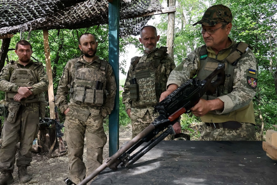 I militari della 65ª Brigata meccanizzata autonoma delle Forze armate ucraine partecipano a un'esercitazione militare nei pressi della linea del fronte, nel contesto dell'attacco russo all'Ucraina, nella regione di Zaporizhzhia, Ucraina, l'11 giugno 2026. Andriy Andriyenko/Servizio stampa della 65ª Brigata meccanizzata indipendente delle Forze armate ucraine/Foto fornita tramite REUTERS (via REUTERS)