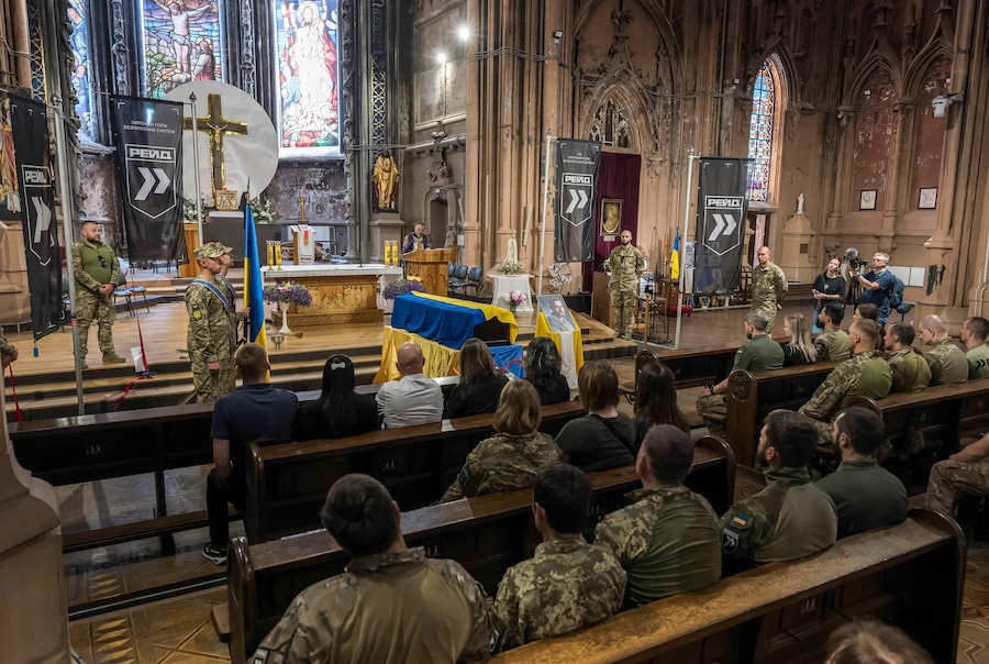 Parenti, amici e compagni partecipano alla cerimonia di addio in onore del volontario colombiano Jan Sebastian Restrepo Mazo presso la Cattedrale cattolica romana di San Nicola a Kiev, in Ucraina, l'11 giugno 2026, nel pieno dell'invasione russa. Veterano del Corpo dei Marines colombiano, Restrepo Mazo (nome in codice "Onyx") ha prestato servizio nella Legione Internazionale dell'Ucraina prima di unirsi al 413° Reggimento Sistemi senza Pilota "Raid". È stato ucciso in combattimento nella regione di Zaporizhzhia. La sua famiglia si è recata dalla Colombia in Ucraina per partecipare alla cerimonia commemorativa. EPA/MAXYM MARUSENKO (EPA)