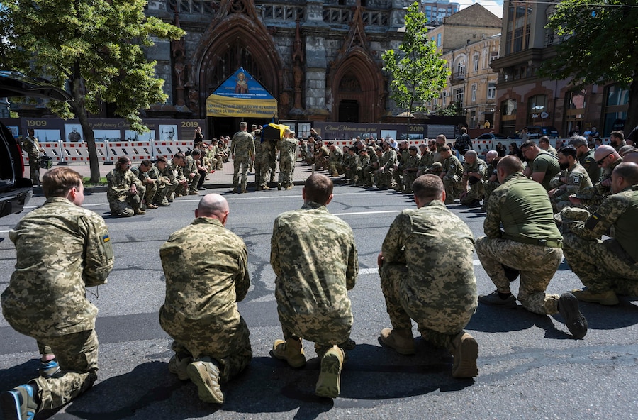 Parenti, amici e compagni partecipano alla cerimonia di addio in onore del volontario colombiano Jan Sebastian Restrepo Mazo presso la Cattedrale cattolica romana di San Nicola a Kiev, in Ucraina, l'11 giugno 2026, nel pieno dell'invasione russa. Veterano del Corpo dei Marines colombiano, Restrepo Mazo (nome in codice "Onyx") ha prestato servizio nella Legione Internazionale dell'Ucraina prima di unirsi al 413° Reggimento Sistemi senza Pilota "Raid". È stato ucciso in combattimento nella regione di Zaporizhzhia. La sua famiglia si è recata dalla Colombia in Ucraina per partecipare alla cerimonia commemorativa. EPA/MAXYM MARUSENKO (EPA)