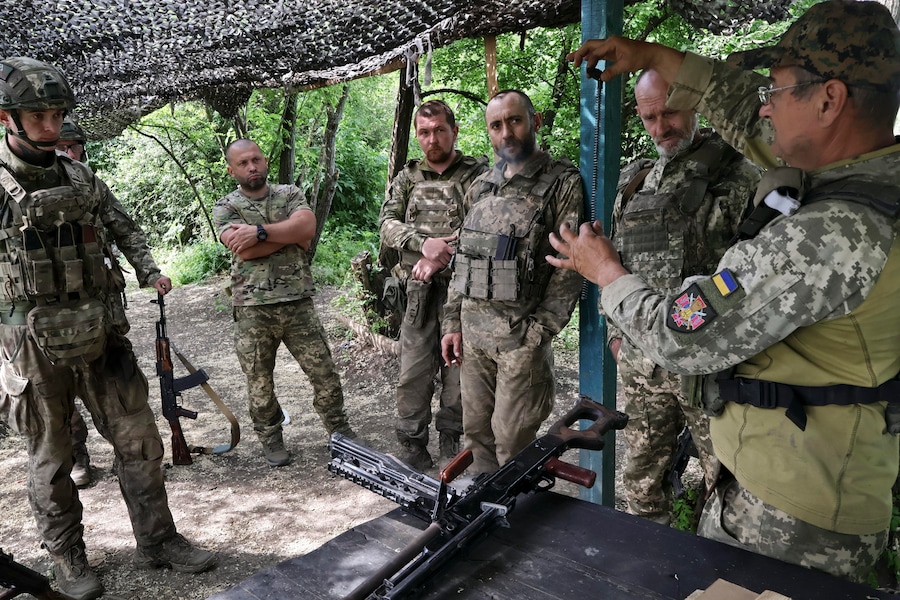 Una foto diffusa dall'ufficio stampa della 65ª Brigata Meccanizzata Distaccata delle Forze Armate ucraine mostra i militari della 65ª Brigata Meccanizzata Distaccata mentre si addestrano prima di raggiungere le loro postazioni nella regione di Zaporizhzhia, in Ucraina, l'11 giugno 2026, nel contesto dell'invasione russa in corso. Le truppe russe sono entrate in territorio ucraino il 24 febbraio 2022, dando inizio a un conflitto che ha provocato distruzione e una crisi umanitaria. EPA/Ufficio stampa della 65ª Brigata Meccanizzata (EPA)