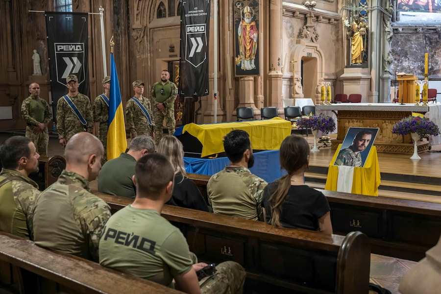 Parenti, amici e compagni partecipano alla cerimonia di addio in onore del volontario colombiano Jan Sebastian Restrepo Mazo presso la Cattedrale cattolica romana di San Nicola a Kiev, in Ucraina, l'11 giugno 2026, nel pieno dell'invasione russa. Veterano del Corpo dei Marines colombiano, Restrepo Mazo (nome in codice "Onyx") ha prestato servizio nella Legione Internazionale dell'Ucraina prima di unirsi al 413° Reggimento Sistemi senza Pilota "Raid". È stato ucciso in combattimento nella regione di Zaporizhzhia. La sua famiglia si è recata dalla Colombia in Ucraina per partecipare alla cerimonia commemorativa. EPA/MAXYM MARUSENKO (EPA)