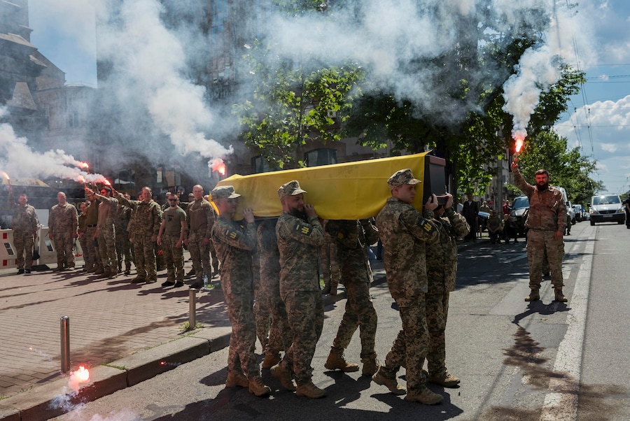 I compagni accendono razzi di segnalazione davanti alla Cattedrale cattolica romana di San Nicola durante una cerimonia di addio per il volontario colombiano Jan Sebastian Restrepo Mazo a Kiev, in Ucraina, l'11 giugno 2026, nel pieno dell'invasione russa. Veterano del Corpo dei Marines colombiano, Restrepo Mazo (nome in codice "Onyx") ha prestato servizio nella Legione Internazionale dell'Ucraina prima di unirsi al 413° Reggimento Sistemi senza Pilota "Raid". È stato ucciso in combattimento nella regione di Zaporizhzhia. La sua famiglia si è recata dalla Colombia in Ucraina per partecipare alla cerimonia commemorativa. EPA/MAXYM MARUSENKO (EPA)