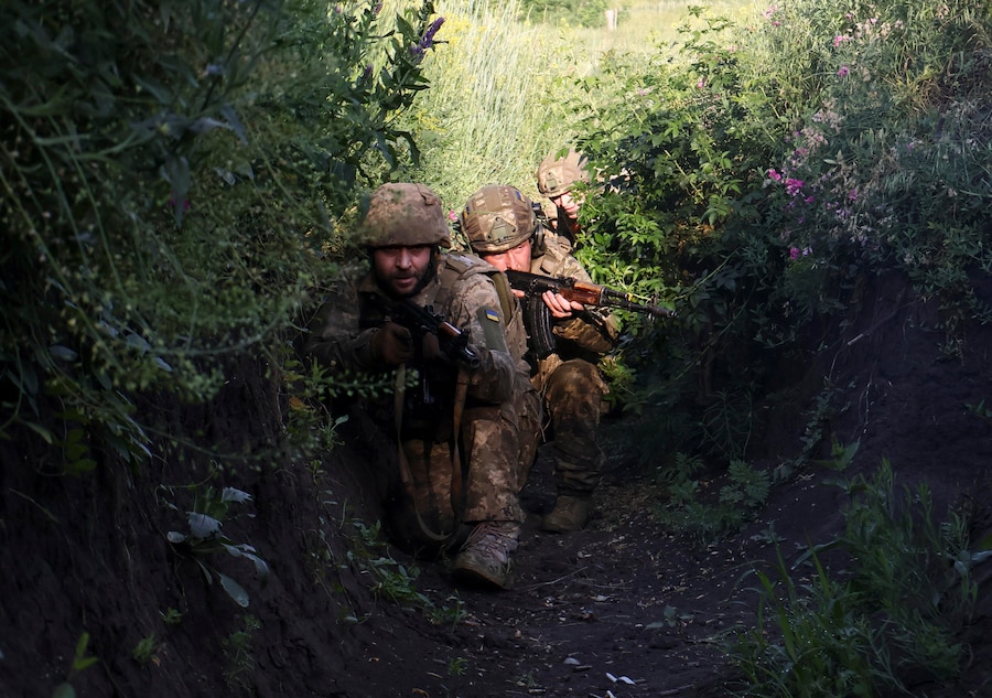 Una foto fornita dall'ufficio stampa della 65ª Brigata Meccanizzata Distaccata delle Forze Armate ucraine mostra i militari della 65ª Brigata Meccanizzata Distaccata mentre partecipano a un addestramento di coordinamento in combattimento prima di spostarsi nelle loro posizioni nella regione di Zaporizhzhia, in Ucraina, l'11 giugno 2026, nel contesto dell'invasione russa in corso. Le truppe russe sono entrate nel territorio ucraino il 24 febbraio 2022, dando inizio a un conflitto che ha provocato distruzione e una crisi umanitaria. EPA/Servizio stampa della 65ª Brigata Meccanizzata (EPA)