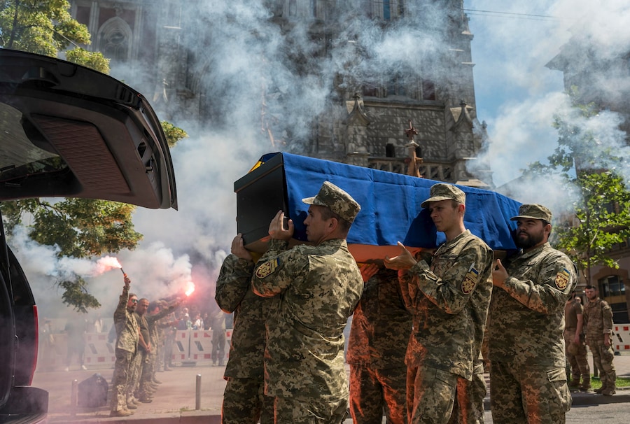I compagni accendono razzi di segnalazione davanti alla Cattedrale cattolica romana di San Nicola durante una cerimonia di addio per il volontario colombiano Jan Sebastian Restrepo Mazo a Kiev, in Ucraina, l'11 giugno 2026, nel pieno dell'invasione russa. Veterano del Corpo dei Marines colombiano, Restrepo Mazo (nome in codice "Onyx") ha prestato servizio nella Legione Internazionale dell'Ucraina prima di unirsi al 413° Reggimento Sistemi senza Pilota "Raid". È stato ucciso in combattimento nella regione di Zaporizhzhia. La sua famiglia si è recata dalla Colombia in Ucraina per partecipare alla cerimonia commemorativa. EPA/MAXYM MARUSENKO (EPA)