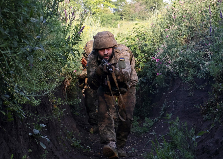 Una foto diffusa dall'ufficio stampa della 65ª Brigata Meccanizzata Distaccata delle Forze Armate ucraine mostra i militari della 65ª Brigata Meccanizzata Distaccata mentre partecipano a un addestramento di coordinamento in combattimento prima di spostarsi nelle posizioni nella regione di Zaporizhzhia, in Ucraina, l'11 giugno 2026, nel contesto dell'invasione russa in corso. Le truppe russe sono entrate nel territorio ucraino il 24 febbraio 2022, dando inizio a un conflitto che ha provocato distruzione e una crisi umanitaria. EPA/Ufficio stampa della 65ª Brigata Meccanizzata (EPA)
